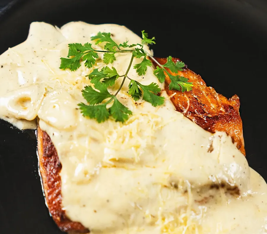 Salmón en salsa de champiñones